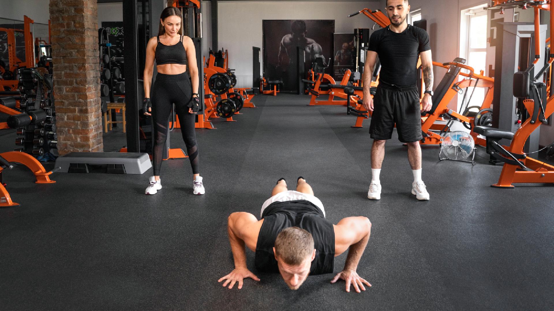 full-shot-people-watching-man-gym