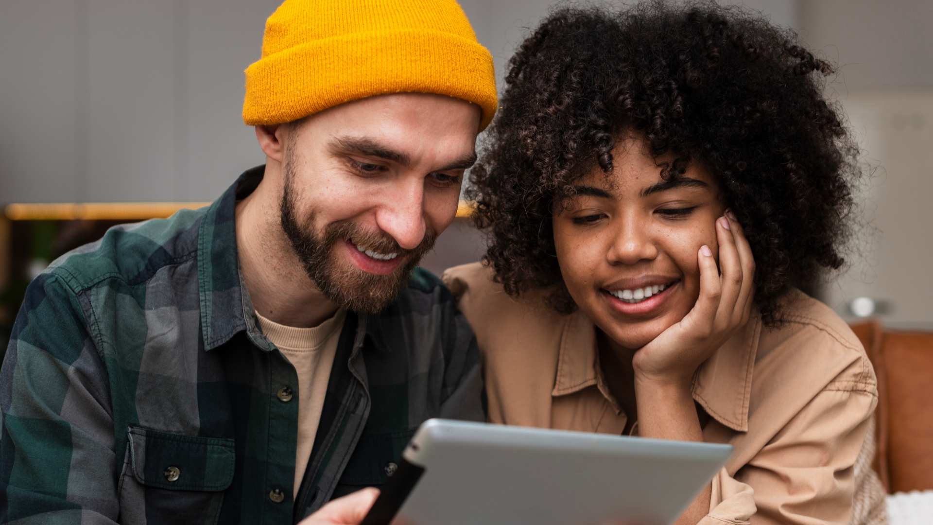 couple-using-tablet